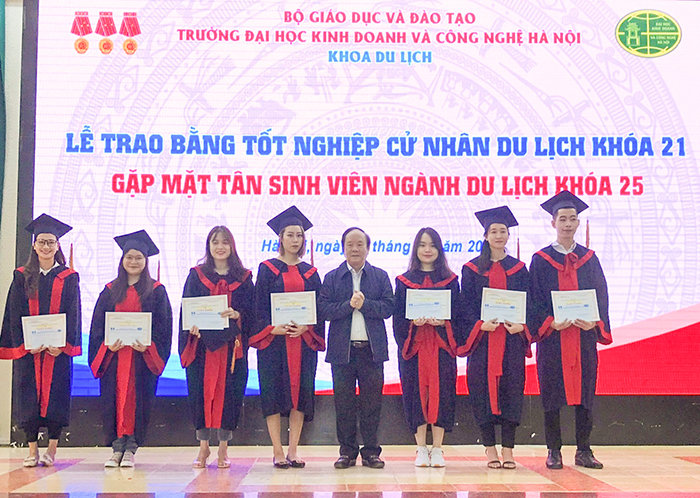 GS. TS Đinh Văn Tiến, Phó Hiệu trưởng Trường Đại học Kinh doanh và Công nghệ Hà Nội trao Giấy khen cho sinh viên Du lịch k21 xuất sắc  